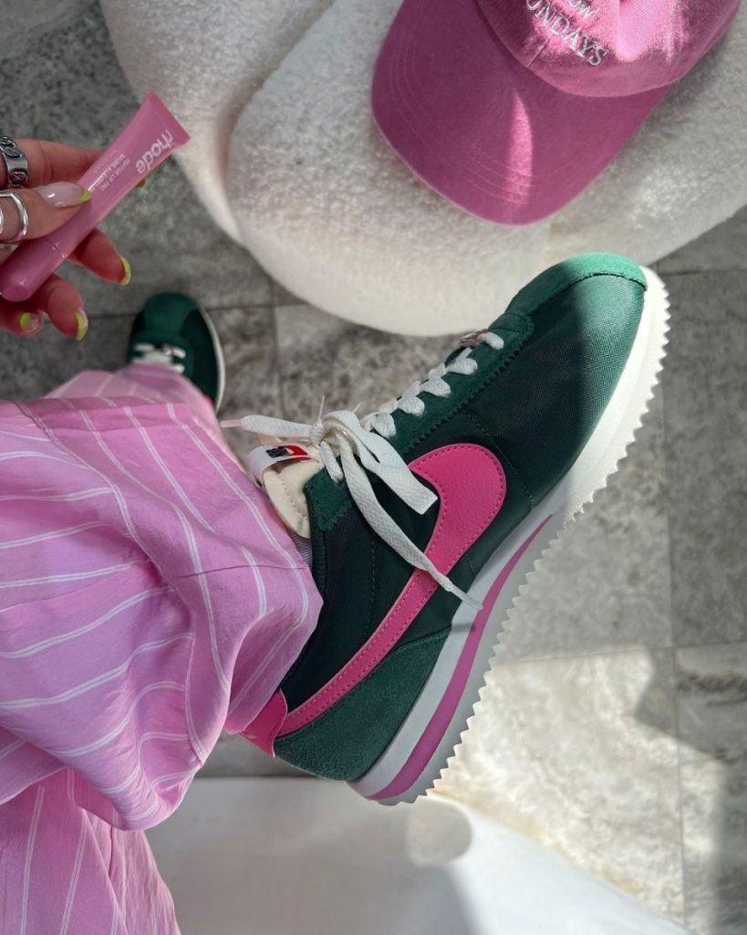 Кроссовки Nike Cortez снова в тренде. Вот как их носят модные инфлюенсеры