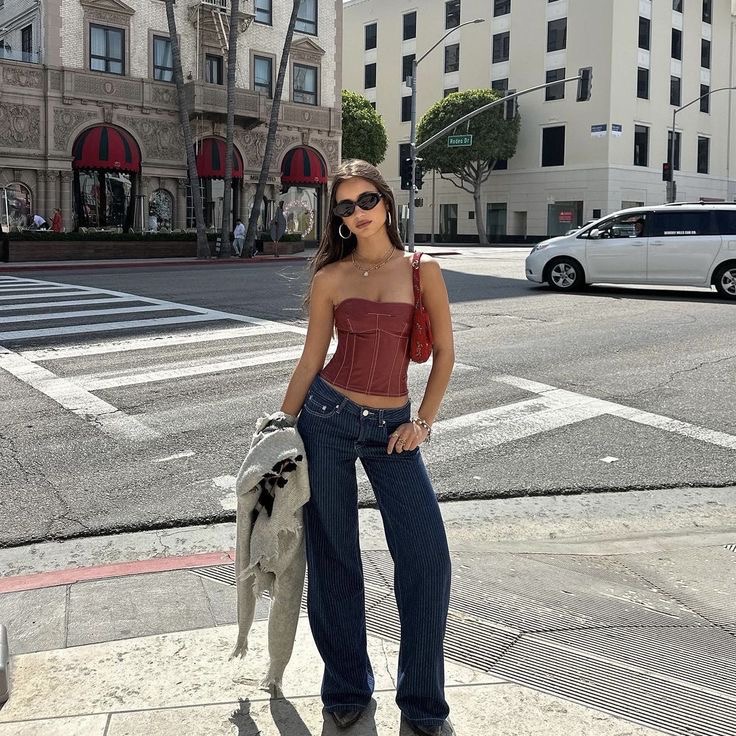 Эти джинсы идеально подчеркивают талию и удлиняют ноги. Смотри, как их носит Джессика Бил