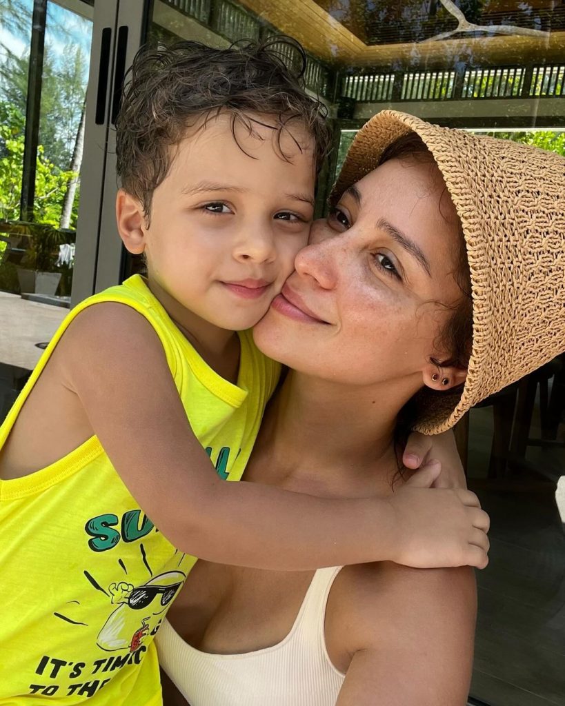 Равшана Куркова с мамой вышла в свет: «Гены пальцем не задавишь»