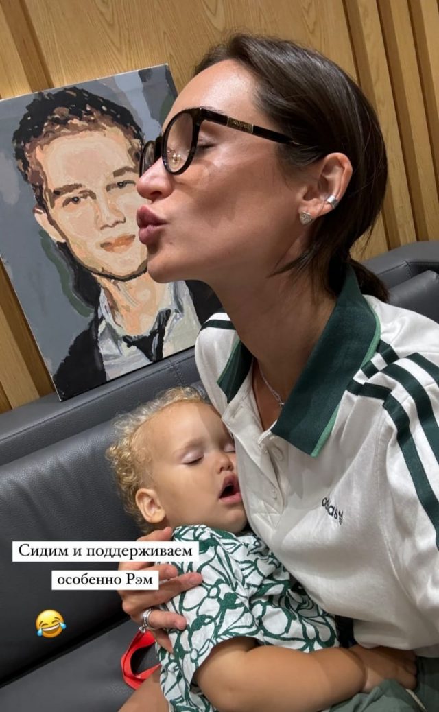 Жена Рузиля Минекаева с маленьким сыном трогательно поддержали актера