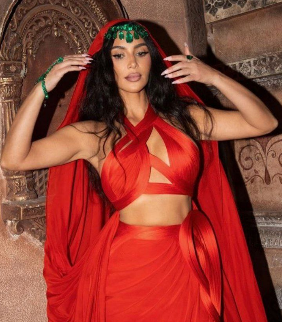 Ким Кардашьян раскритиковали за наряд на свадьбе индийского миллиардера