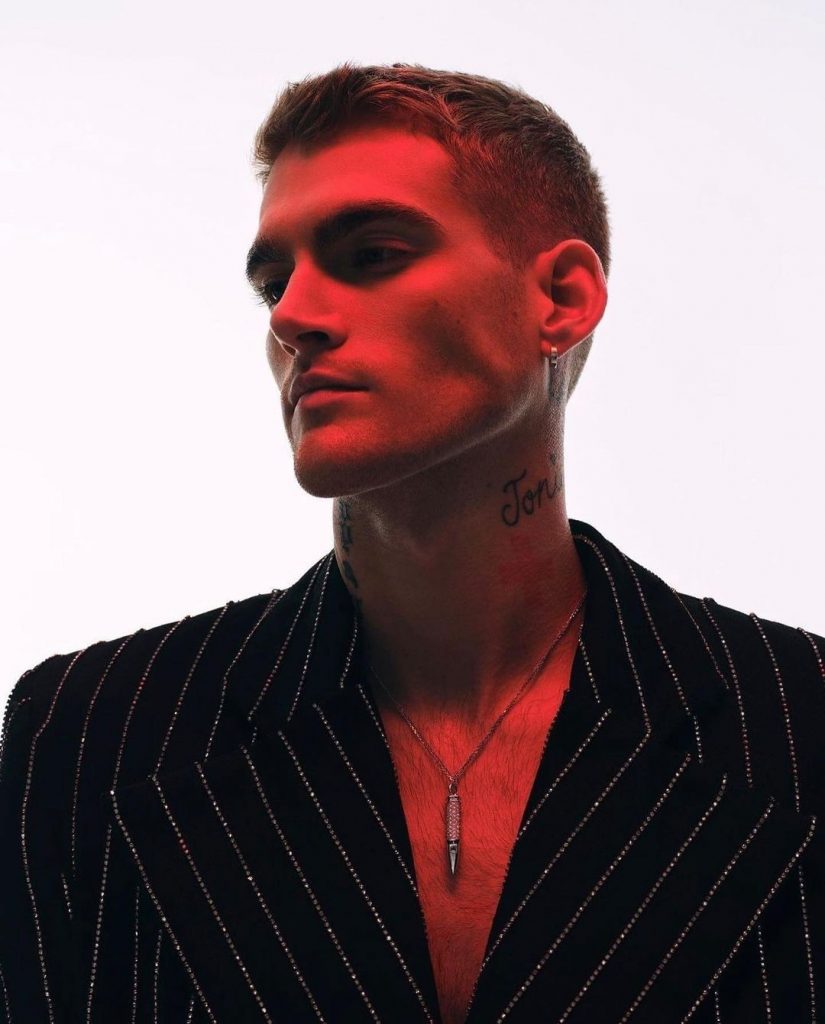 Синди Кроуфорд показала сына в его юбилей. Спойлер: вылитый рок-музыкант