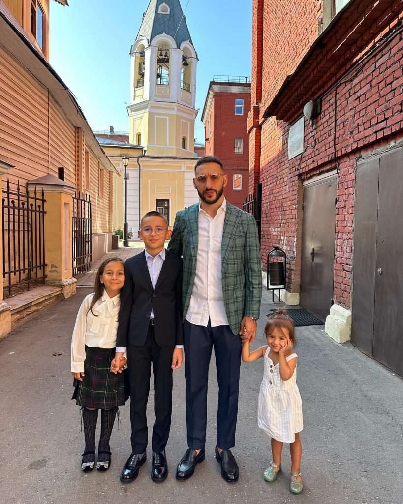 L’One купил квартиру родителям в Москве