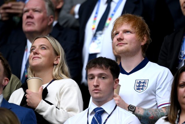 Эда Ширана застали за жарким поцелуем с супругой