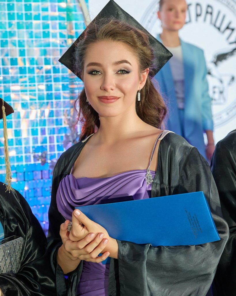 Как выглядит 17-летняя дочь Юлии Началовой, окончившая в этом году школу