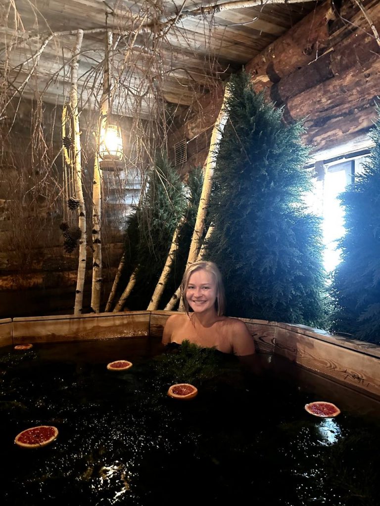 Юлия Пересильд отдохнула с дочерьми в бане: купели с фруктами и еловыми ветками
