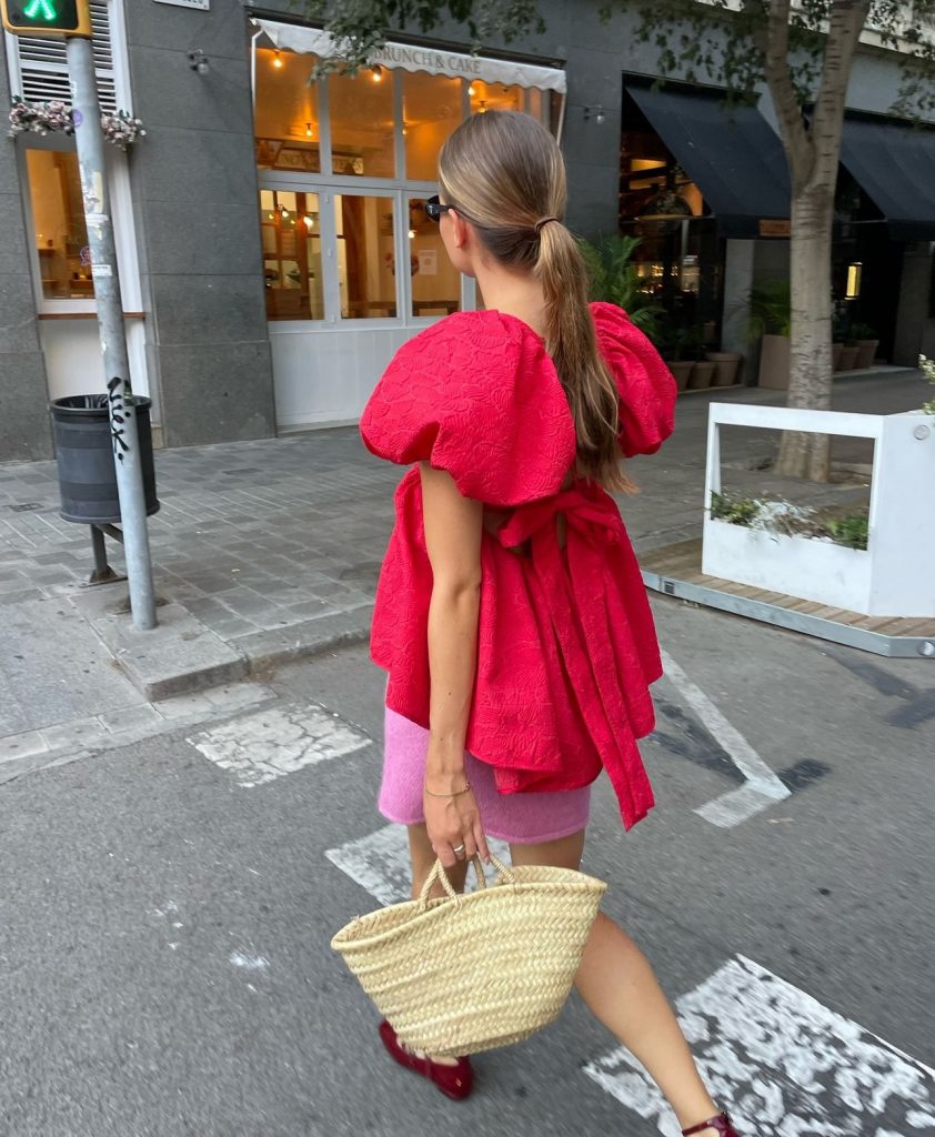 Что носить девушкам с маленькой грудью: 7 трендовых приемов, которые стоит взять на заметку