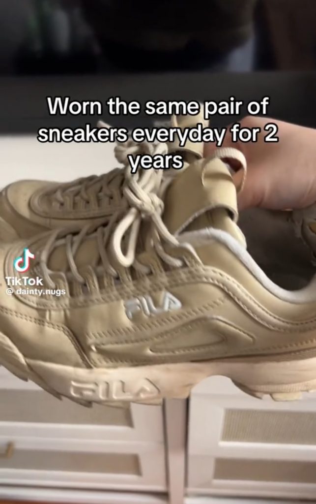 В Сети завирусился тренд на недопотребление, который помогает зумерам сэкономить деньги на одежде и не только