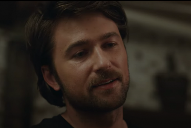 Блейк Лайвли вышила цветы на джинсах актера Брэндона Скленара