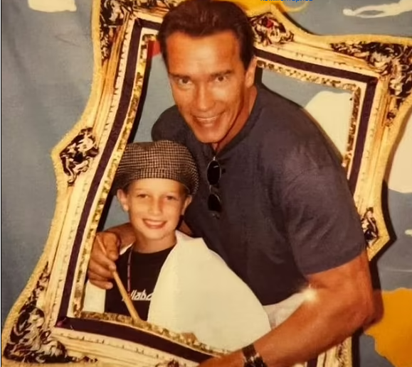 Сын Арнольда Шварценеггера поздравил отца с 77-летием ироничной шуткой