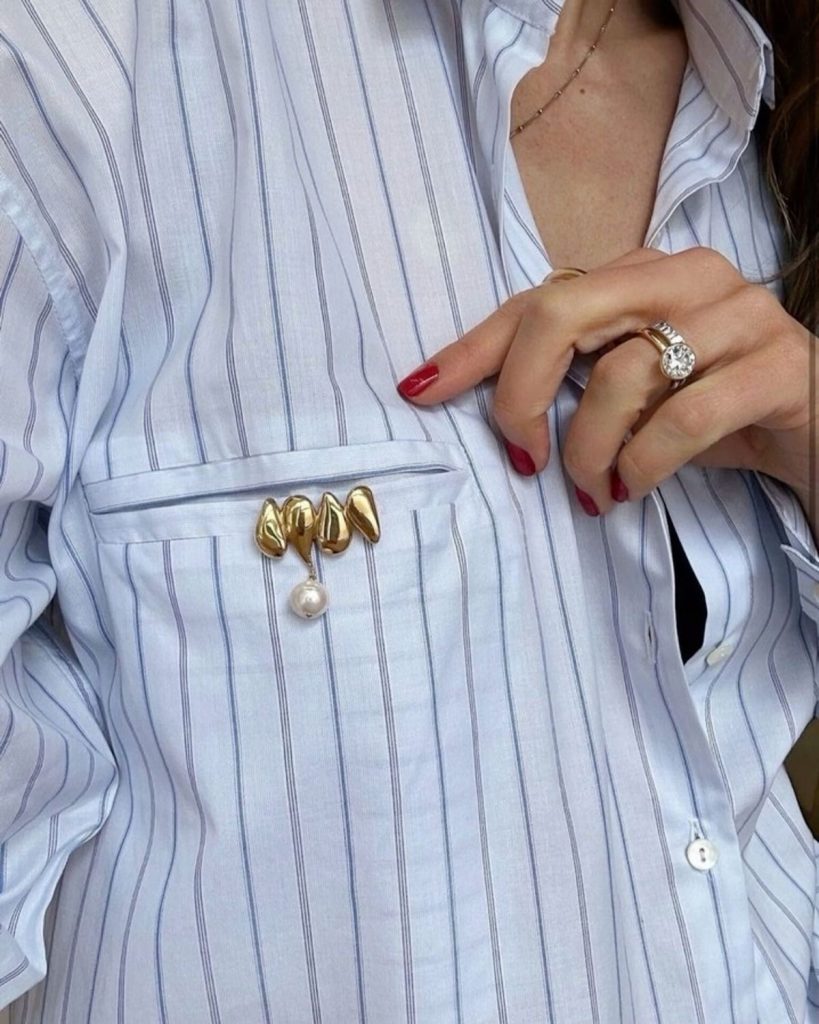 Брошь – самое трендовое украшение грядущей осени. И чем она больше, тем лучше