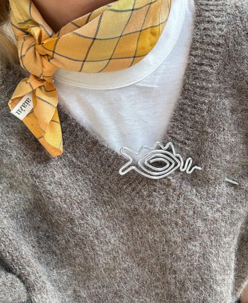 Брошь – самое трендовое украшение грядущей осени. И чем она больше, тем лучше