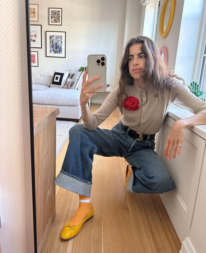 Брошь – самое трендовое украшение грядущей осени. И чем она больше, тем лучше