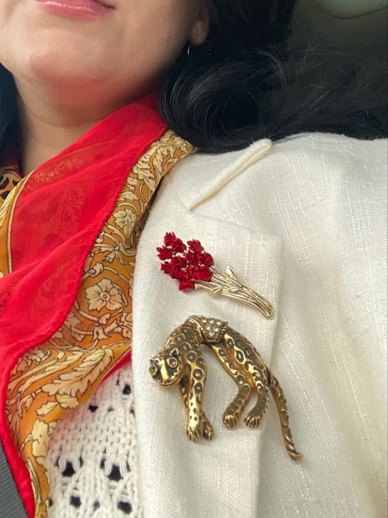 Брошь – самое трендовое украшение грядущей осени. И чем она больше, тем лучше