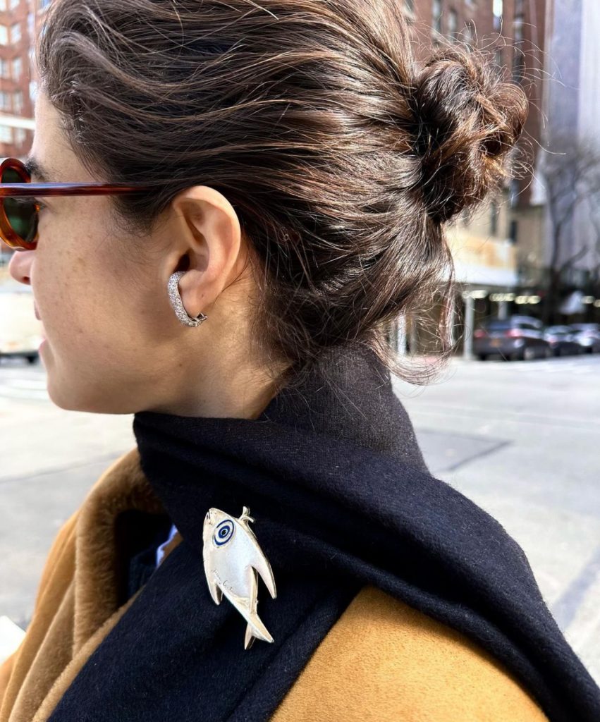 Брошь – самое трендовое украшение грядущей осени. И чем она больше, тем лучше