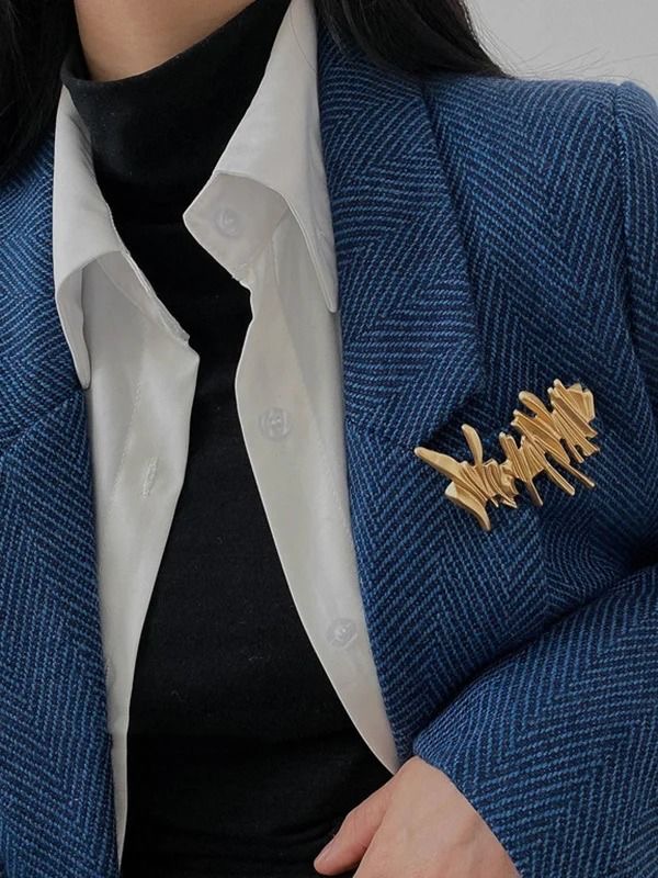 Брошь – самое трендовое украшение грядущей осени. И чем она больше, тем лучше