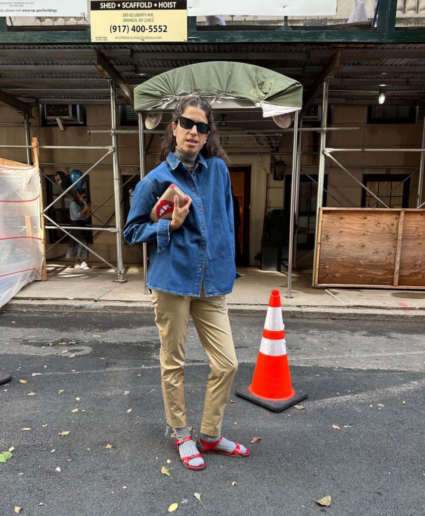 Брошь – самое трендовое украшение грядущей осени. И чем она больше, тем лучше