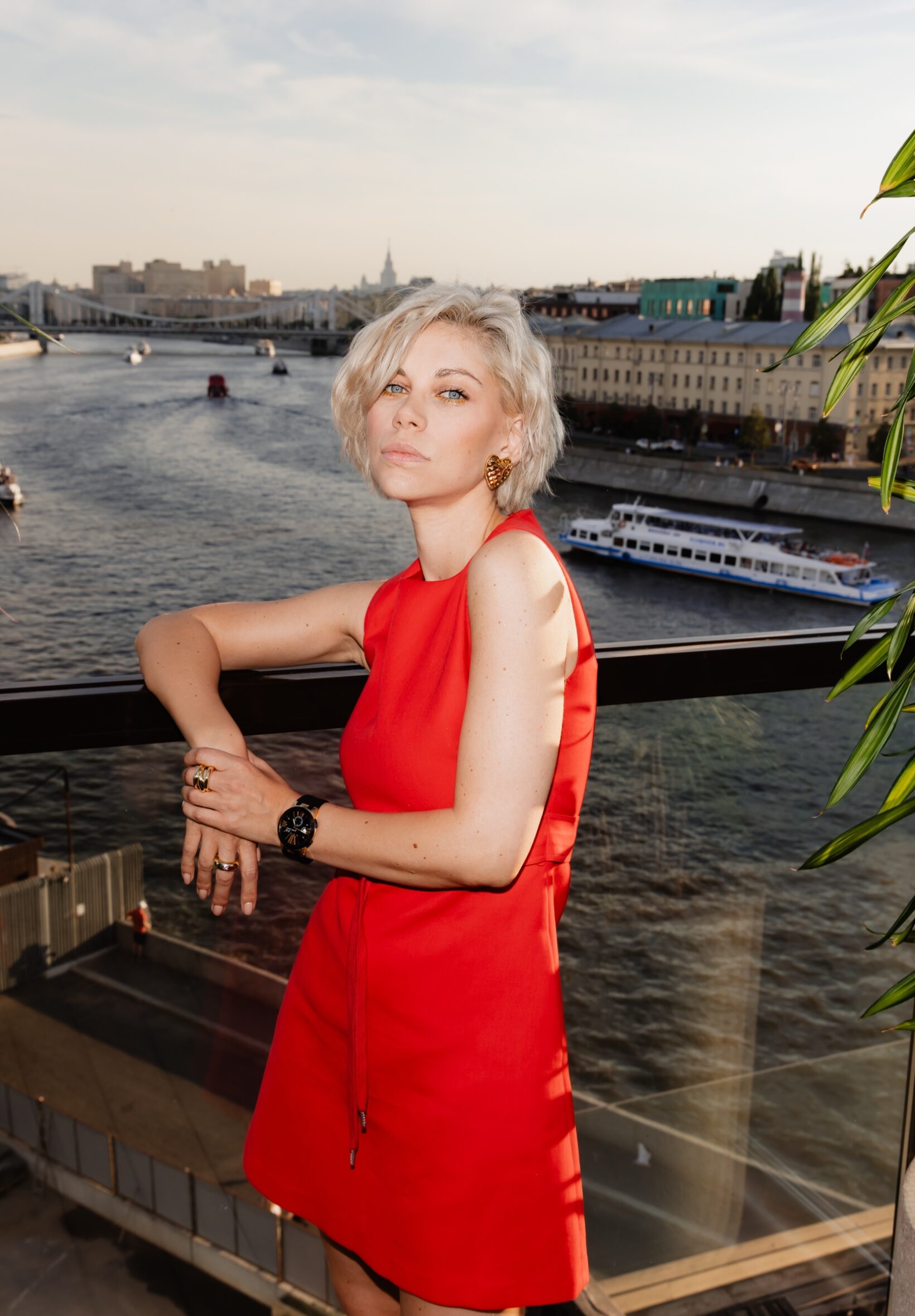Лиза Моряк, Денис Шведов и Аделина Сотникова на открытии веранды ресторана «Дымзавод»