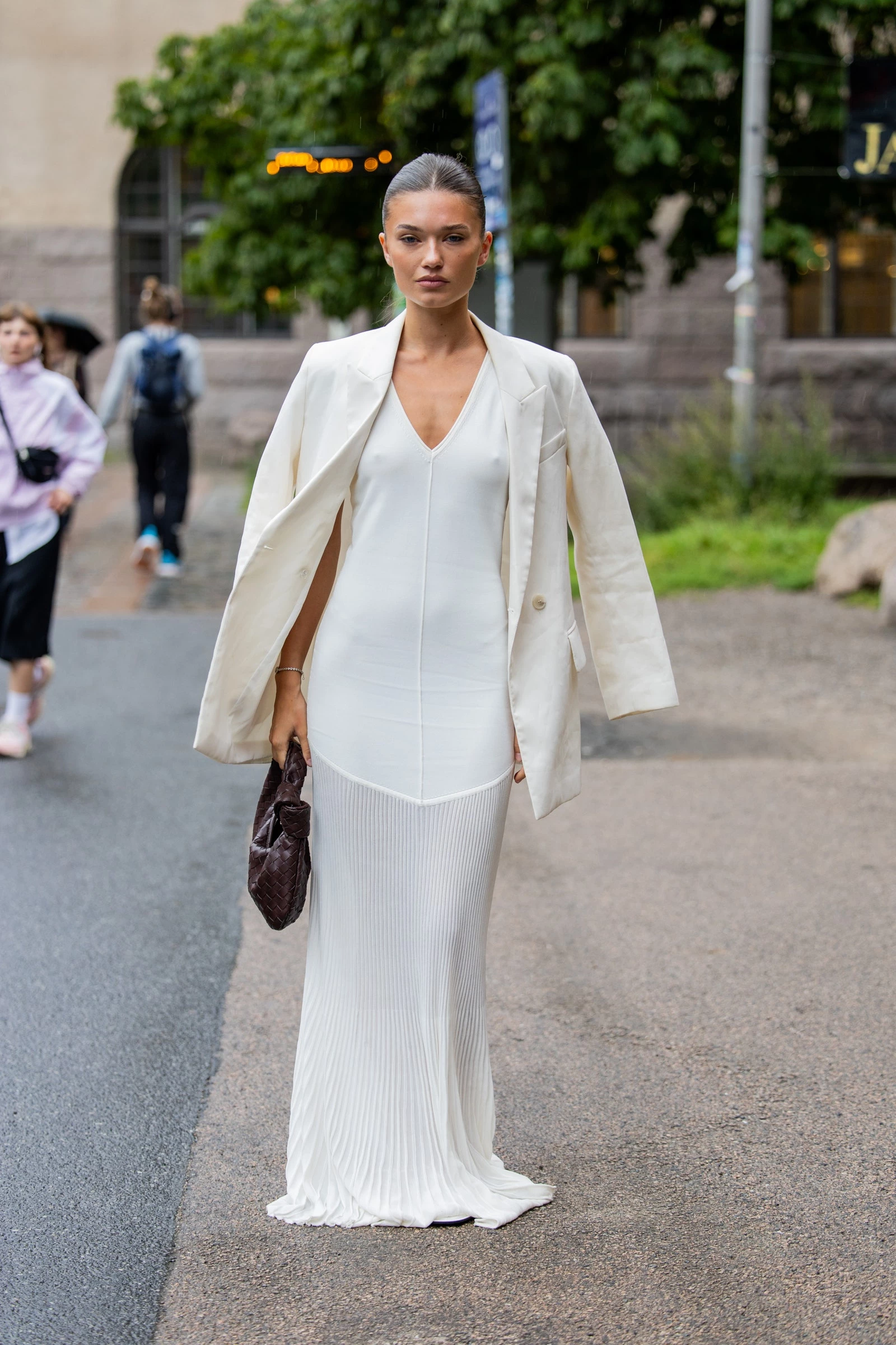 Streetstyle: белый пиджак-главная вещь этой осени