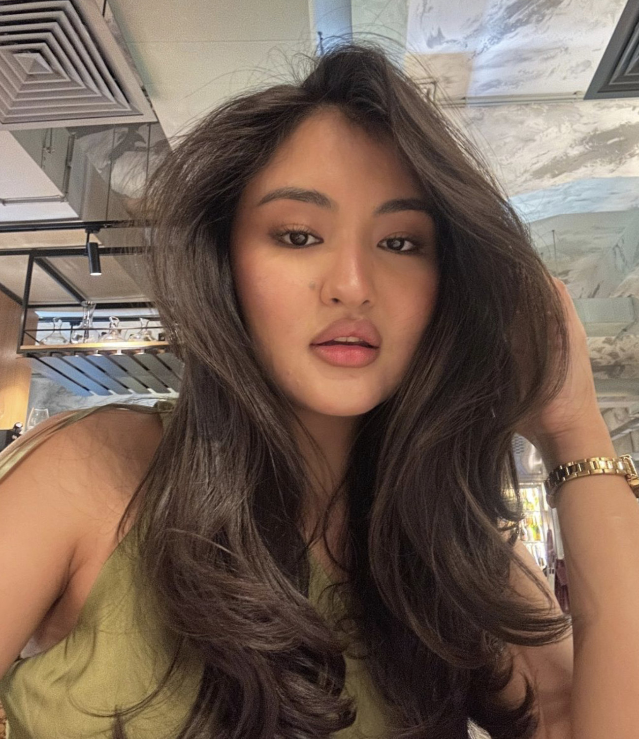 Еркежан Кайназарова повторила образ Дакоты Джонсон, который подойдет всем 