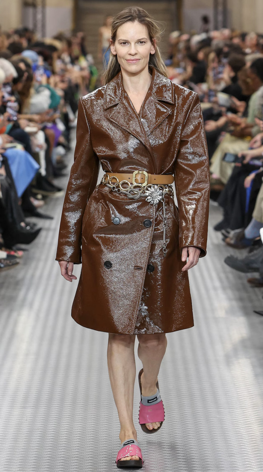 Уиллем Дефо и Хилари Суонк приняли участие в показе Miu Miu на парижской Неделе моды