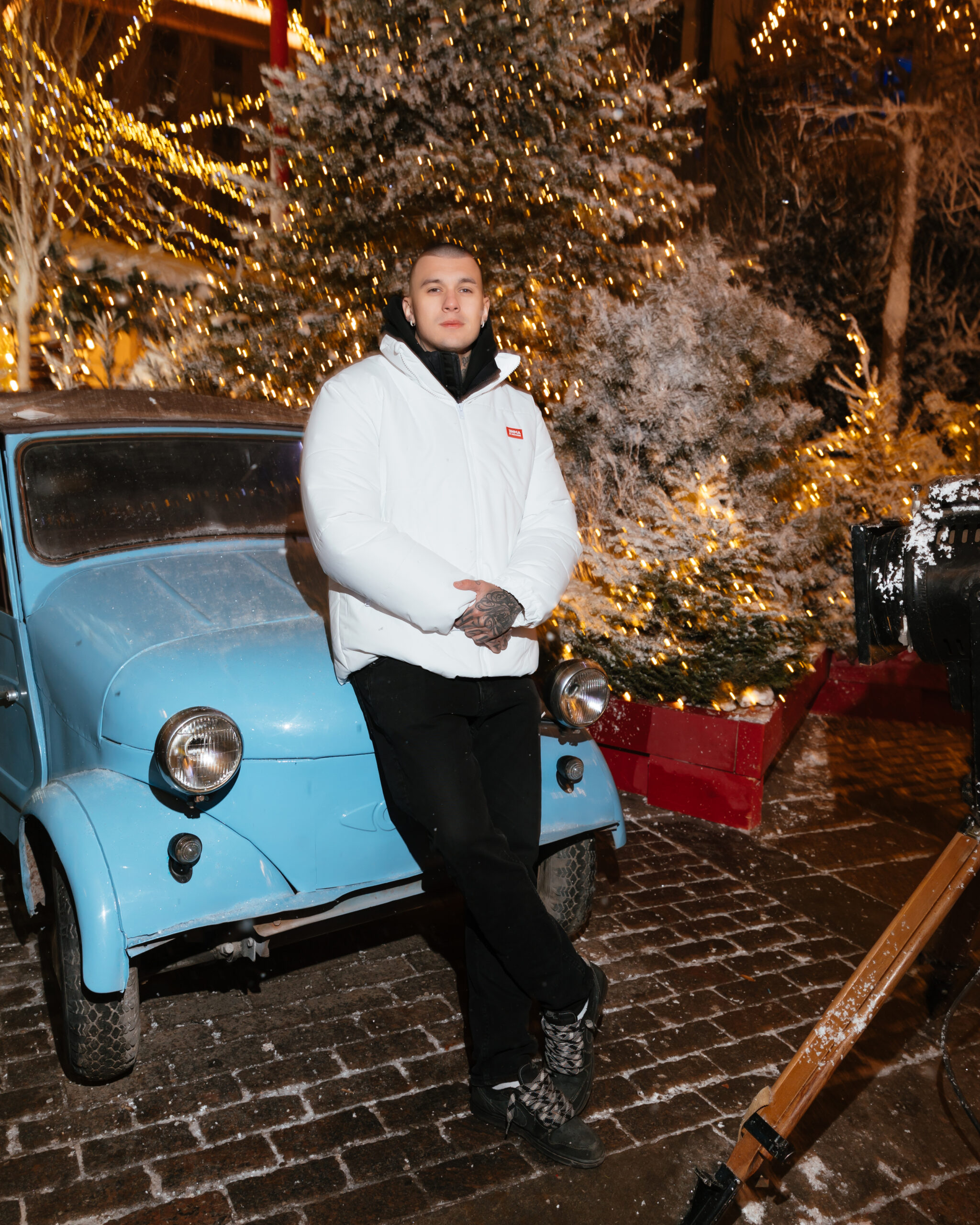 Тося Чайкина, Катя Инберг, Артем Кривда на открытии предновогоднего фестиваля «Путешествие в Рождество»