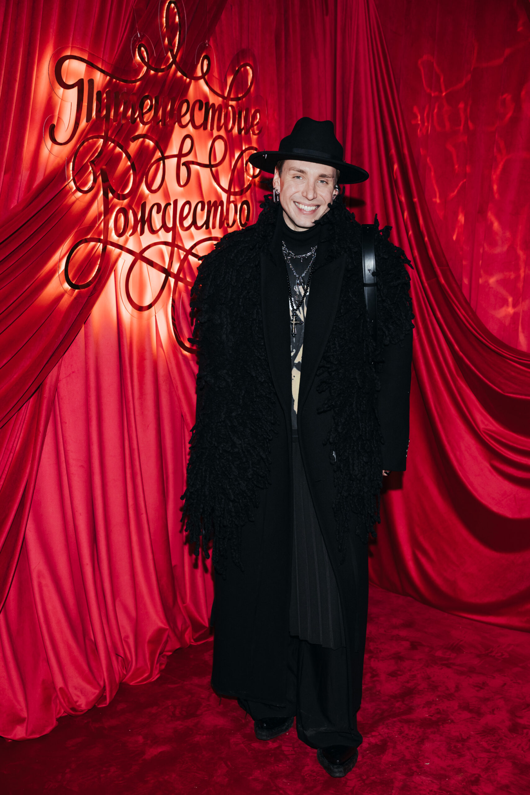 Тося Чайкина, Катя Инберг, Артем Кривда на открытии предновогоднего фестиваля «Путешествие в Рождество»