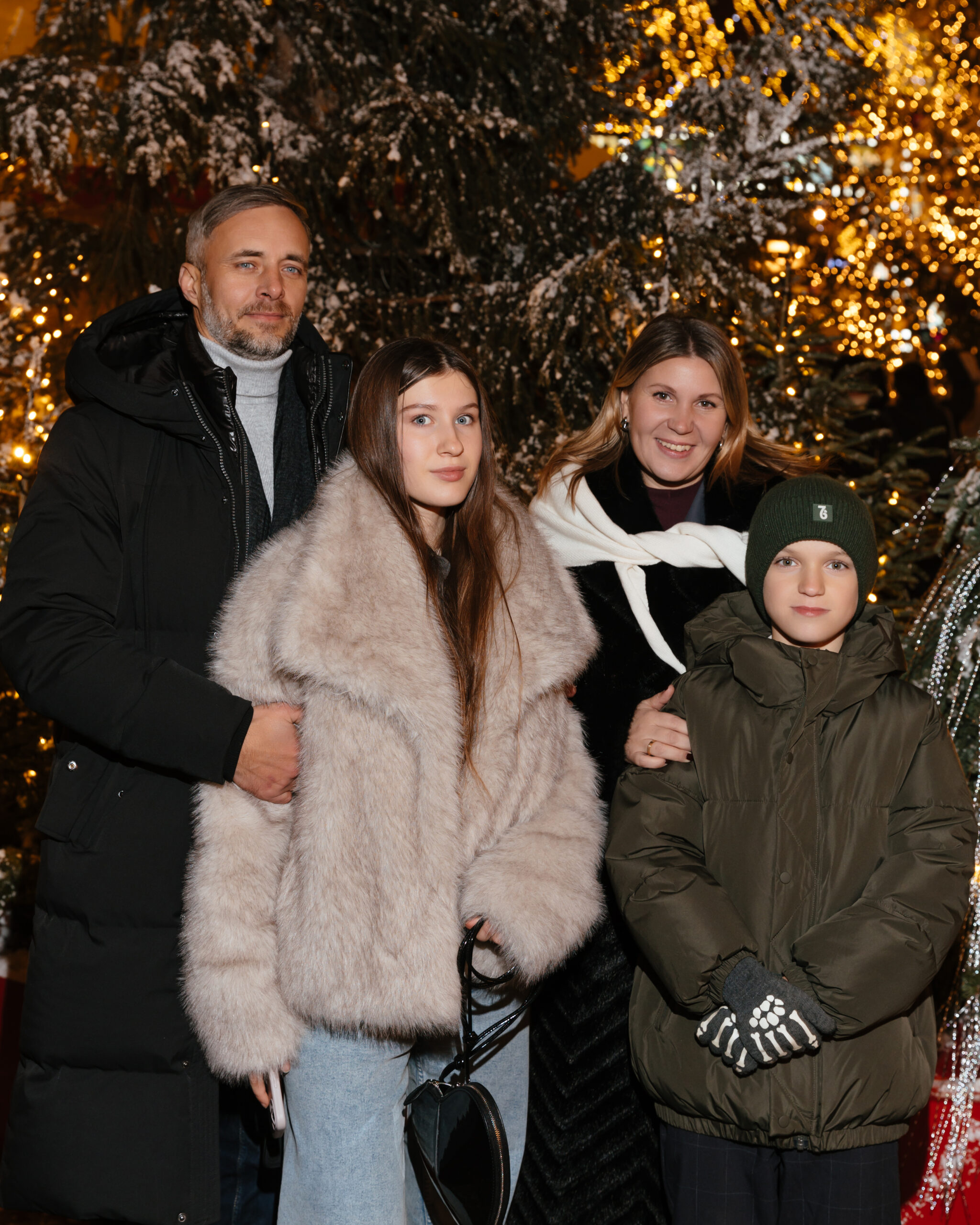 Тося Чайкина, Катя Инберг, Артем Кривда на открытии предновогоднего фестиваля «Путешествие в Рождество»