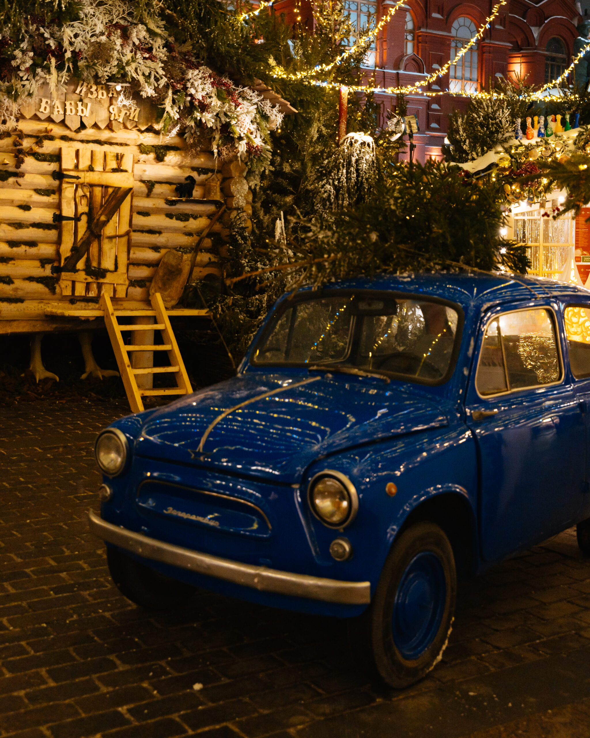 Тося Чайкина, Катя Инберг, Артем Кривда на открытии предновогоднего фестиваля «Путешествие в Рождество»