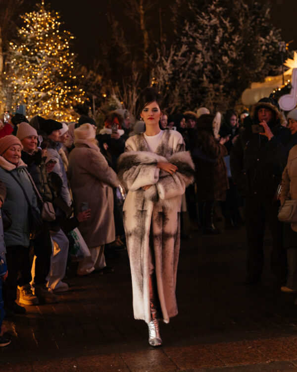 Тося Чайкина, Катя Инберг, Артем Кривда на открытии предновогоднего фестиваля «Путешествие в Рождество»