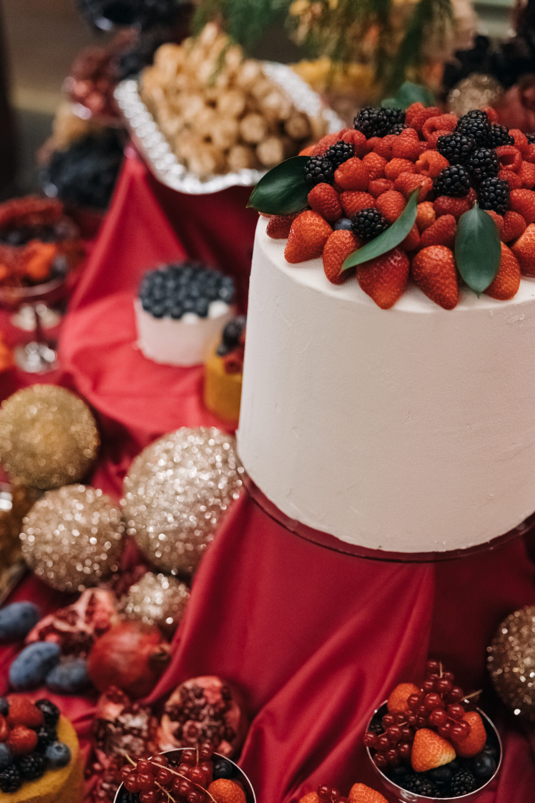 Тося Чайкина, Катя Инберг, Артем Кривда на открытии предновогоднего фестиваля «Путешествие в Рождество»