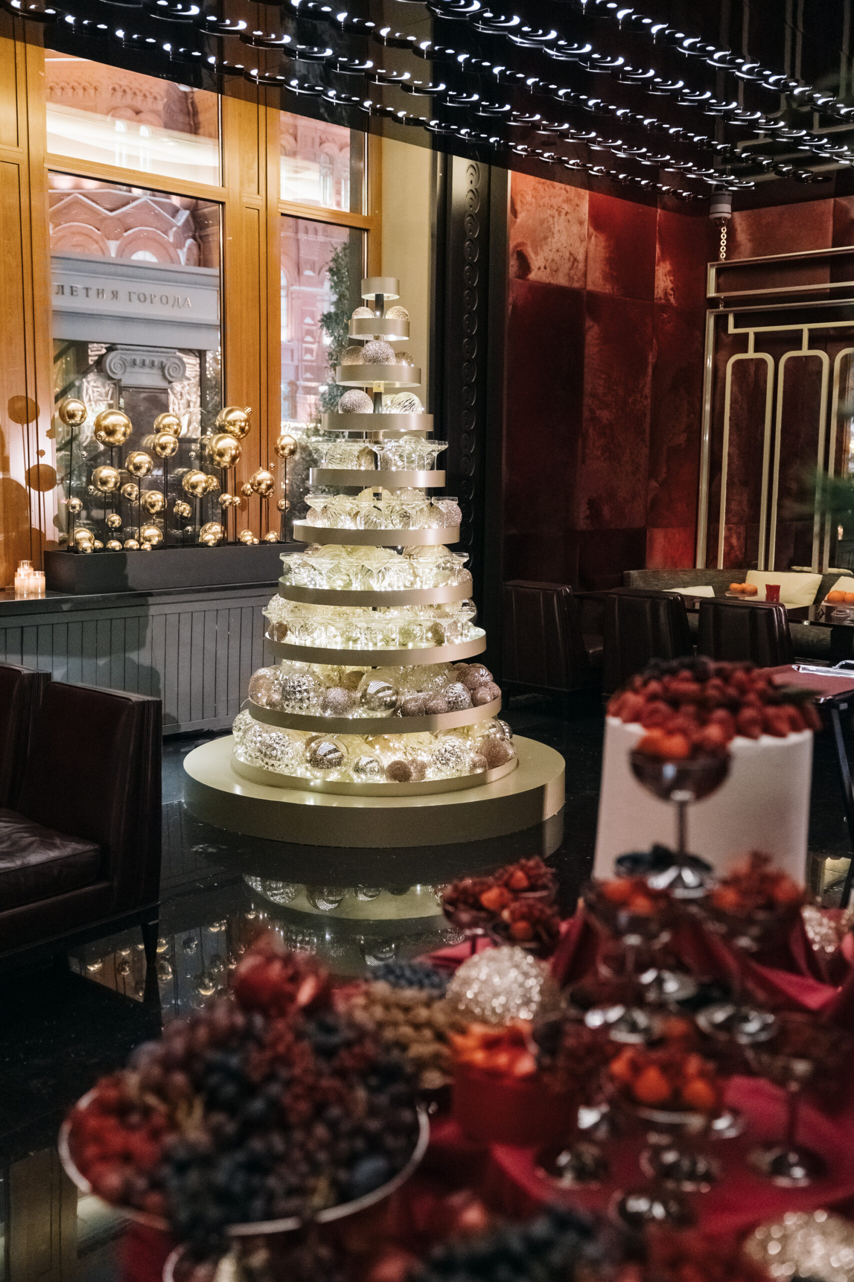 Тося Чайкина, Катя Инберг, Артем Кривда на открытии предновогоднего фестиваля «Путешествие в Рождество»