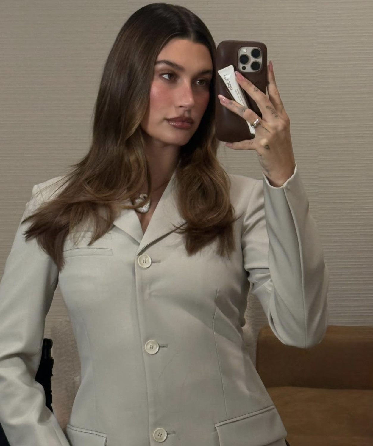 Подарки для настоящих модниц: новогодний гид от Хейли Бибер