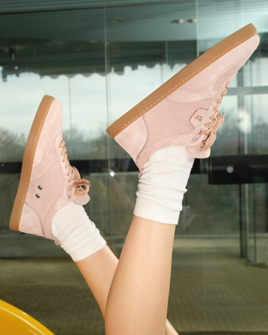 Christian Louboutin выпустили кампейн своей новой весенне-летней коллекции