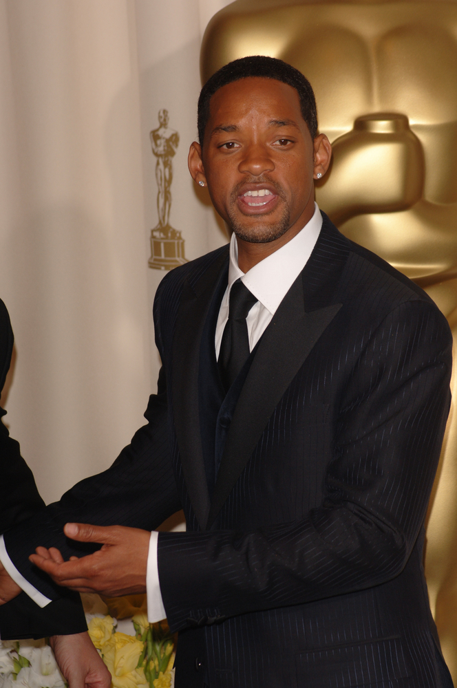 Пощечина от Уилла Смита, страстные поцелуи и прах на красной дорожке: самые громкие скандалы на церемонии премии «Оскар»