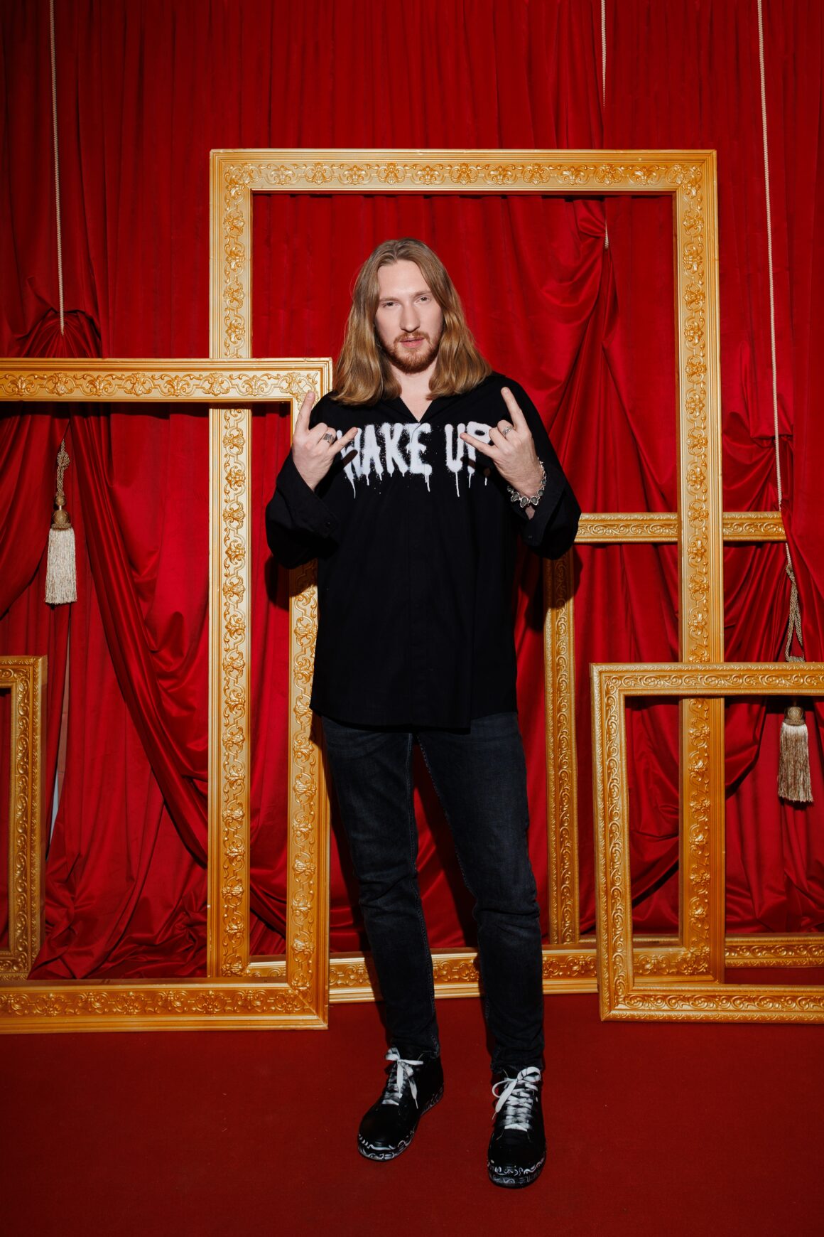 Закрытый показ коллекции UNFRAME модного дома JULIAKISELEVA в ГУМе: иммерсивное шоу и благотворительный аукцион