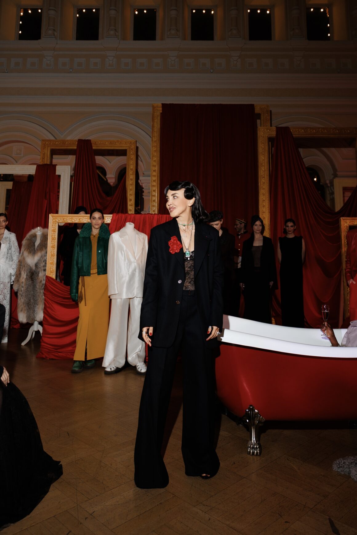 Закрытый показ коллекции UNFRAME модного дома JULIAKISELEVA в ГУМе: иммерсивное шоу и благотворительный аукцион