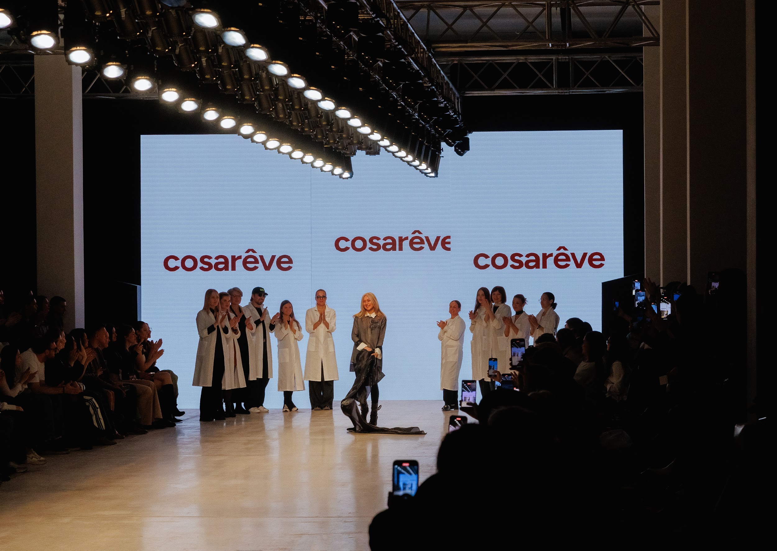 Ольга Лефферс, Питер Опхайм, Полина Аскери и другие звезды на показе бренда COSARÊVE