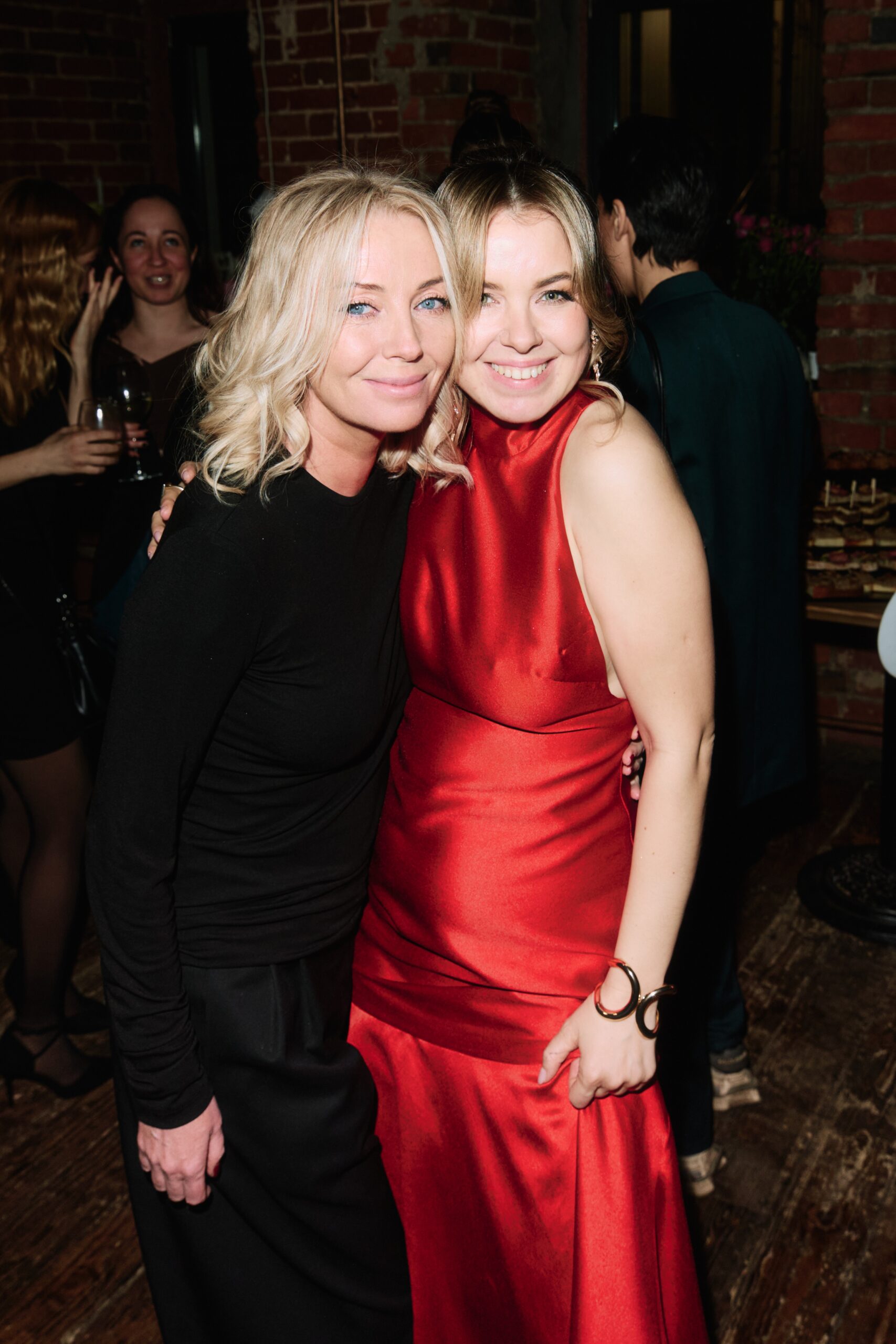 Владислав Ценев, Анна Скороходова, Мила Ершова и Святослав Рогожан на вечере в честь Дня рождения Юлии Хамитовой