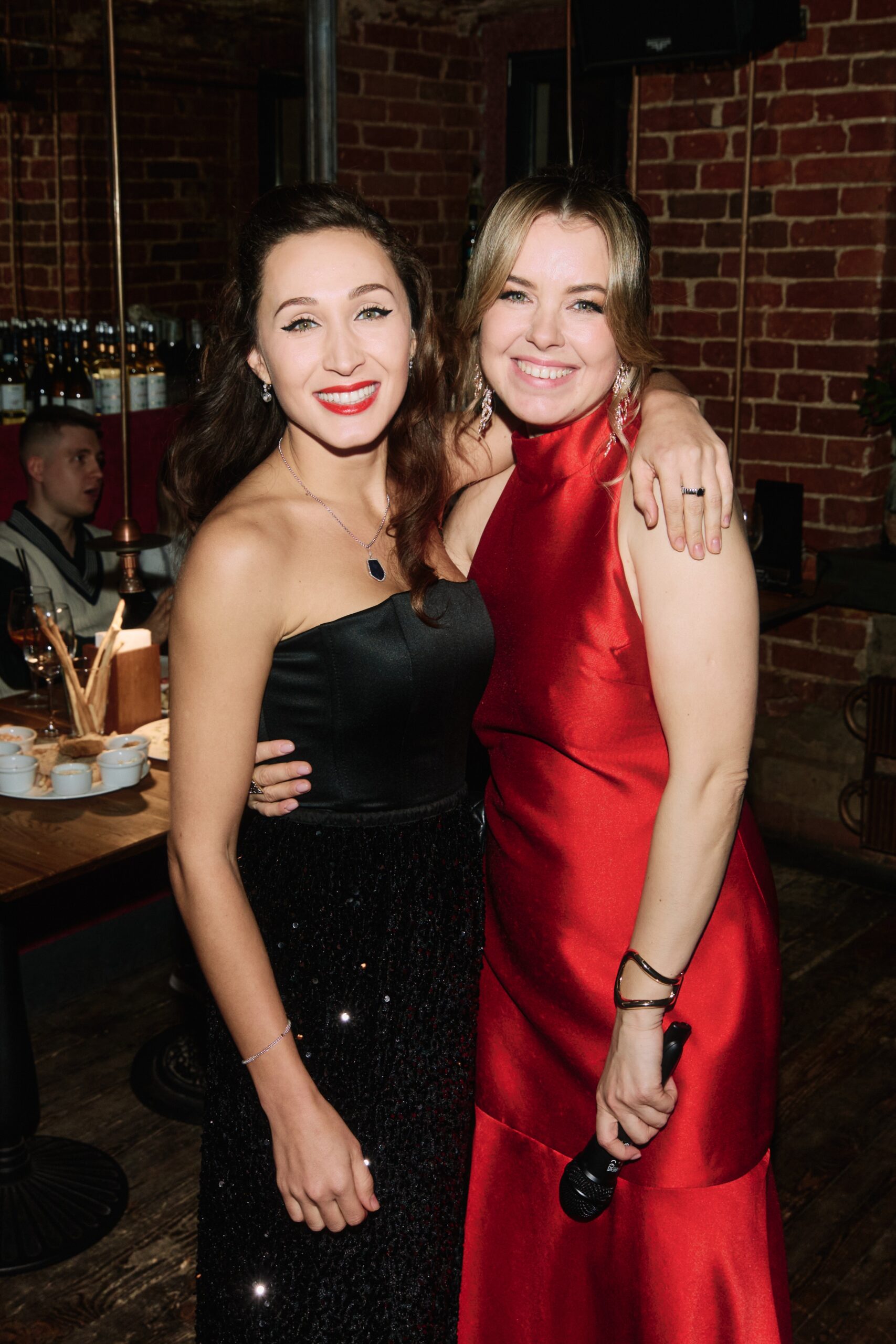 Владислав Ценев, Анна Скороходова, Мила Ершова и Святослав Рогожан на вечере в честь Дня рождения Юлии Хамитовой