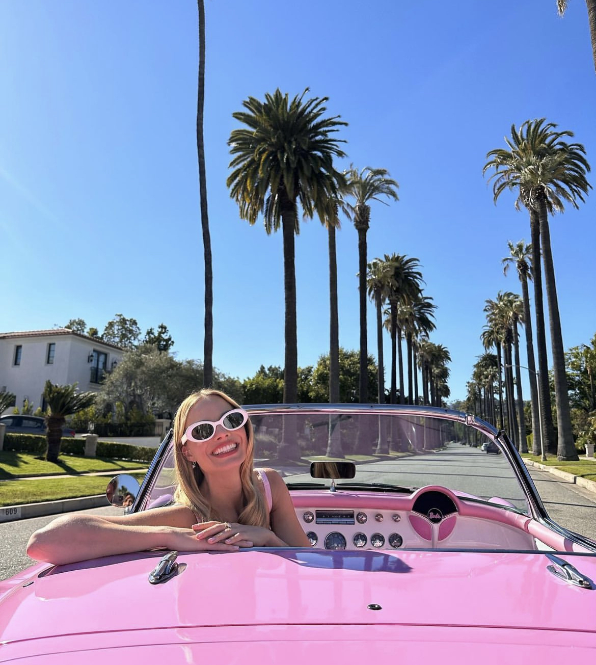 Марго Робби увезла со съемок «Барби» кое-что особенное — и поставила это у себя в офисе