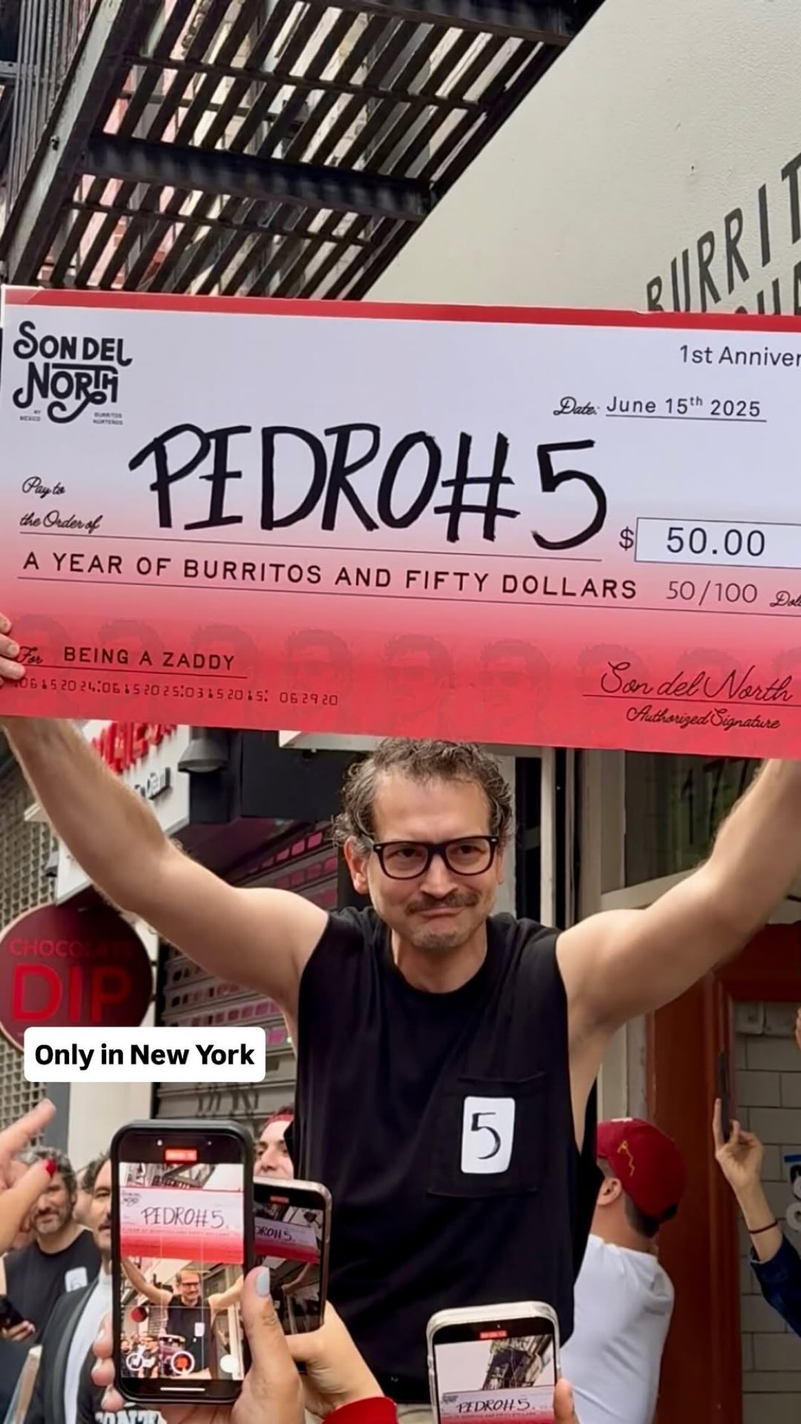 В Нью-Йорке прошел конкурс двойников Педро Паскаля: смотрим фото победителя