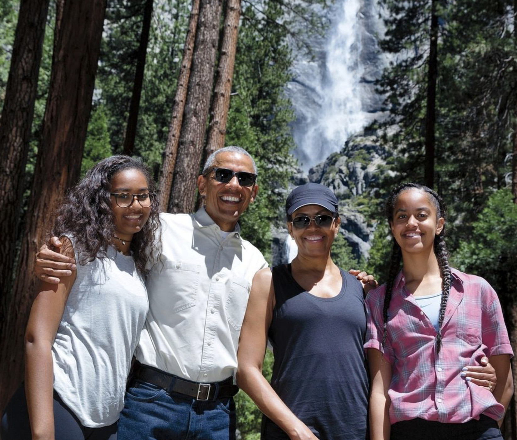 «Я так рада, что у меня не было мальчика»: Мишель Обама честно о том, каково быть мамой девочек