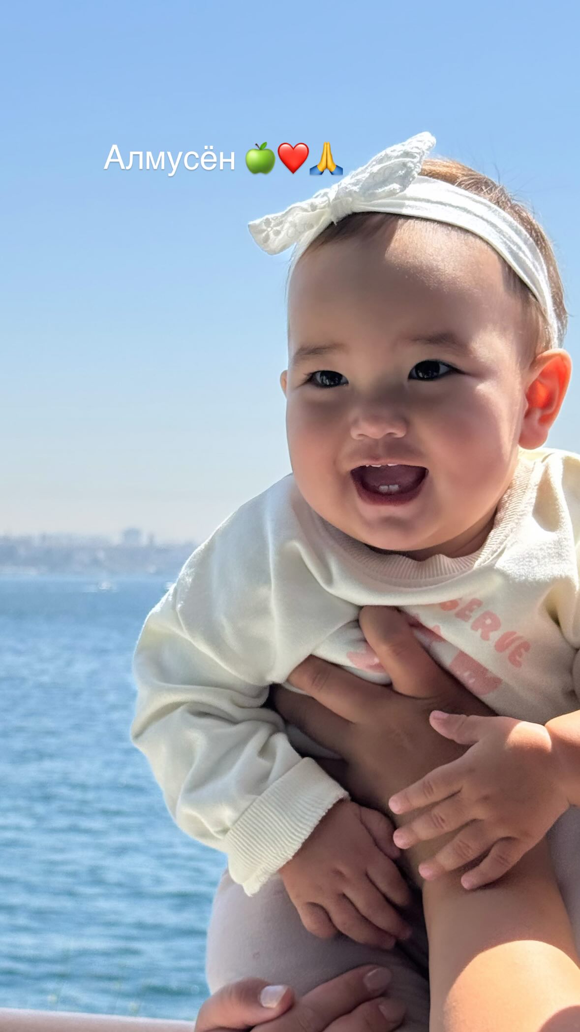 Баян Алагөзова алғаш рет қыздарының жүзін көрсетті