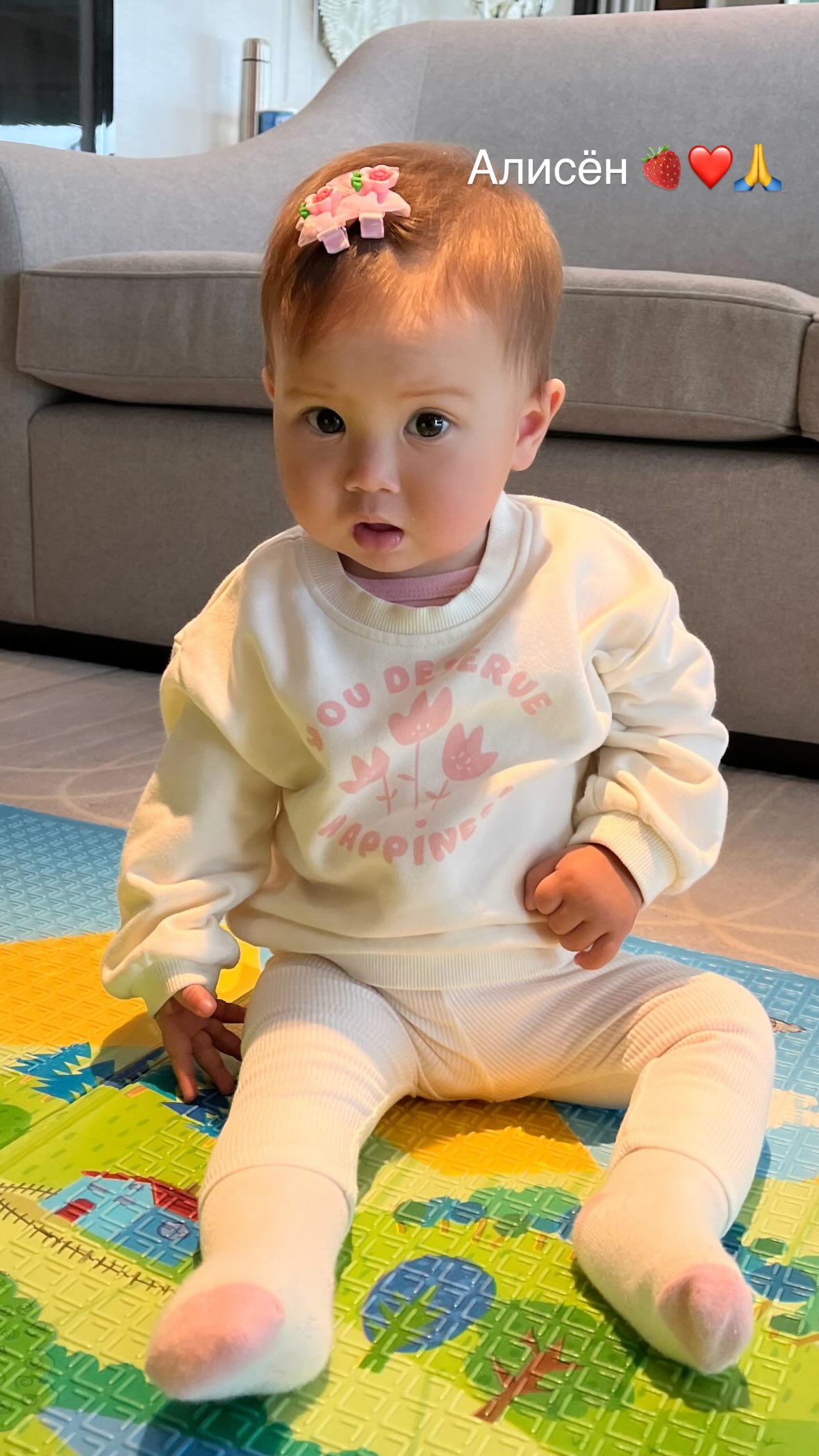 Баян Алагөзова алғаш рет қыздарының жүзін көрсетті