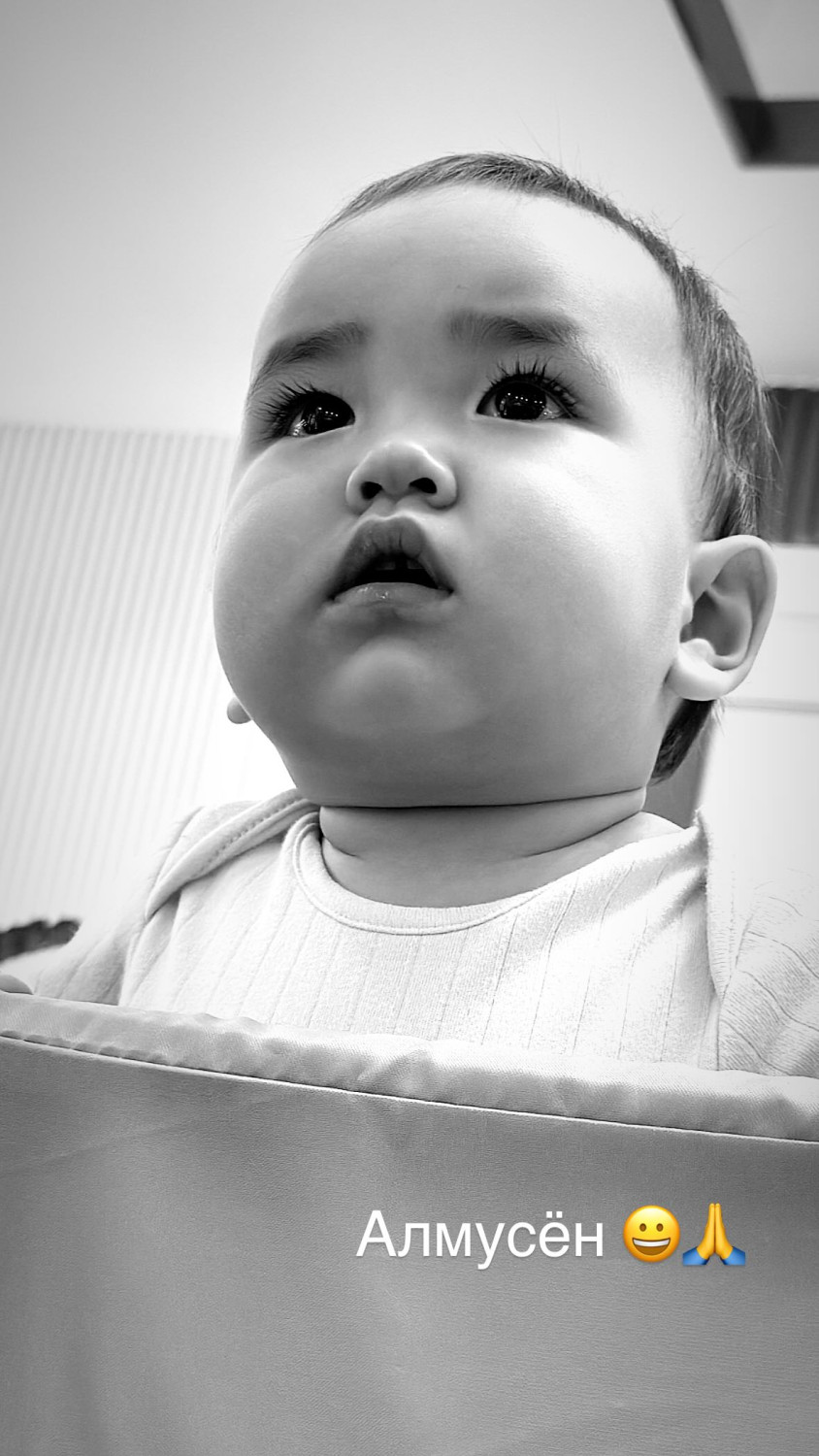 Баян Алагөзова алғаш рет қыздарының жүзін көрсетті