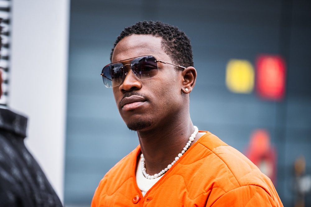 «Это был несчастный случай»: Демсон Идрис о самой неловкой сцене с Брэдом Питтом в фильме «Формула-1»