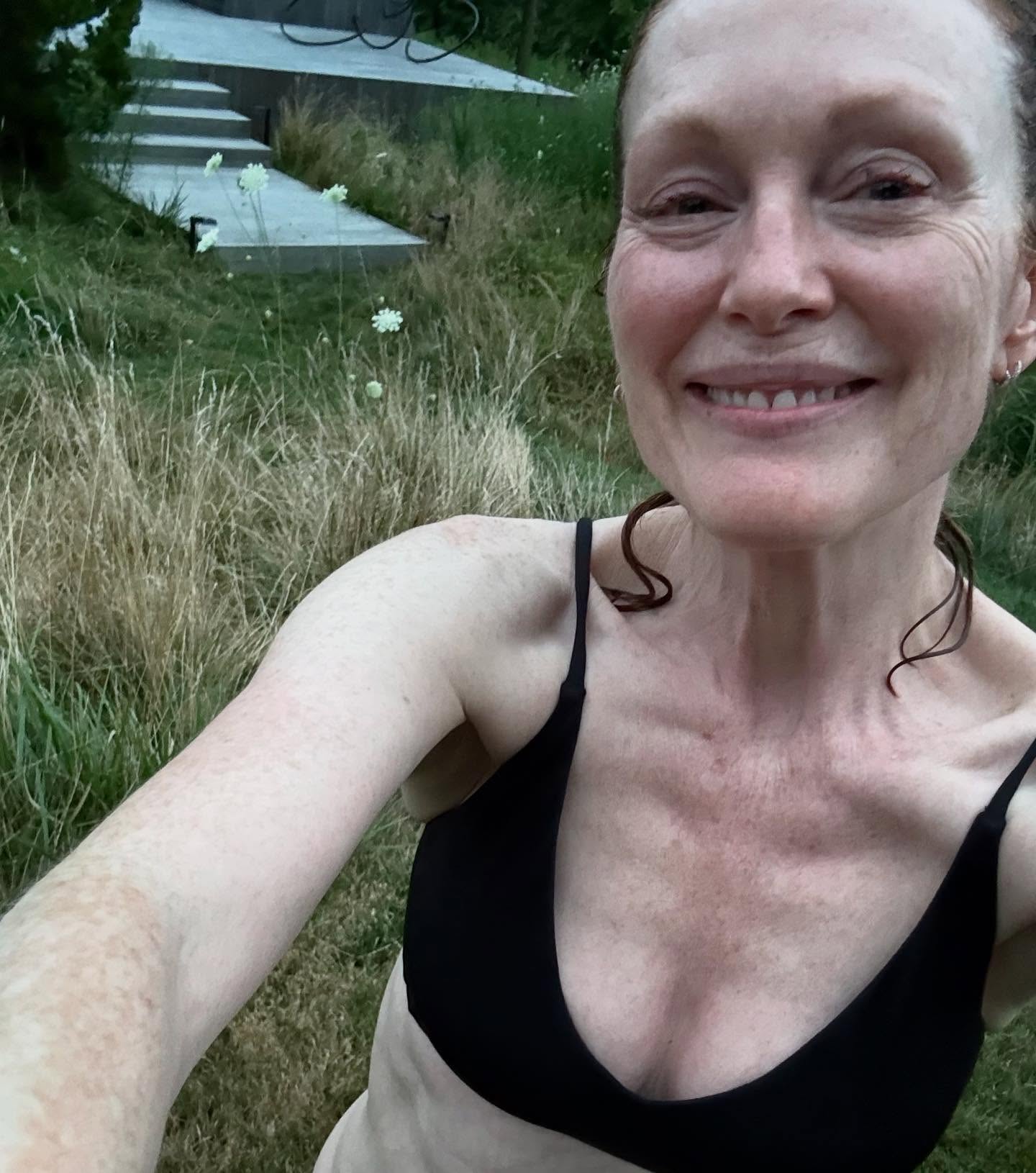 64-летняя Джулианна Мур поделилась селфи в бикини и без макияжа